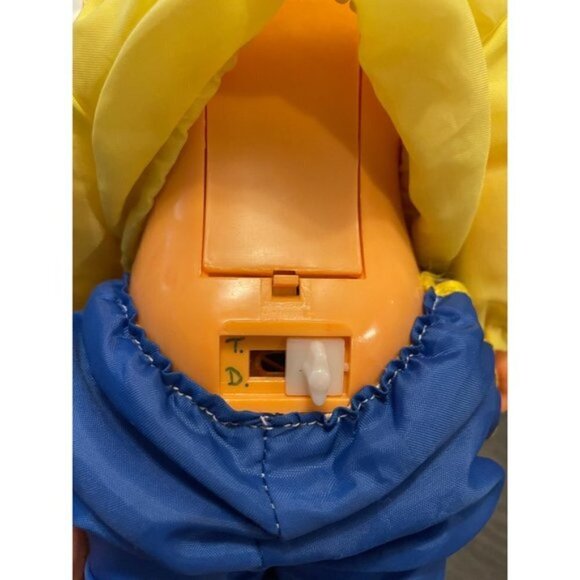 Vintage 1980s Super Sally Skiing doll, Works! - Picture 8 of 8